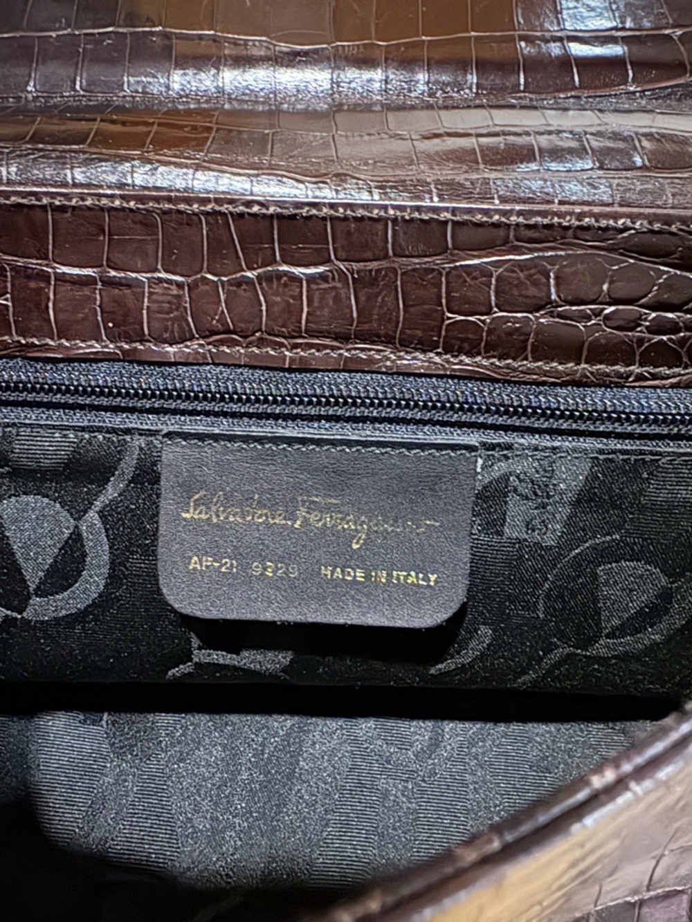 Salvatore Ferragamo Vintage Dark Brown Croc-Embossed Leather shoulder bag purse - Picture 8 of 15